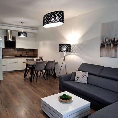 Taban Halifax Apartment - City Center & Free Parking Нитра Экстерьер фото