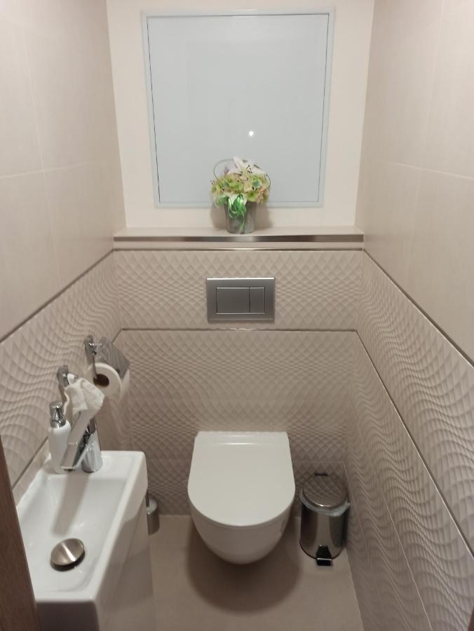 Taban Halifax Apartment - City Center & Free Parking Нитра Экстерьер фото