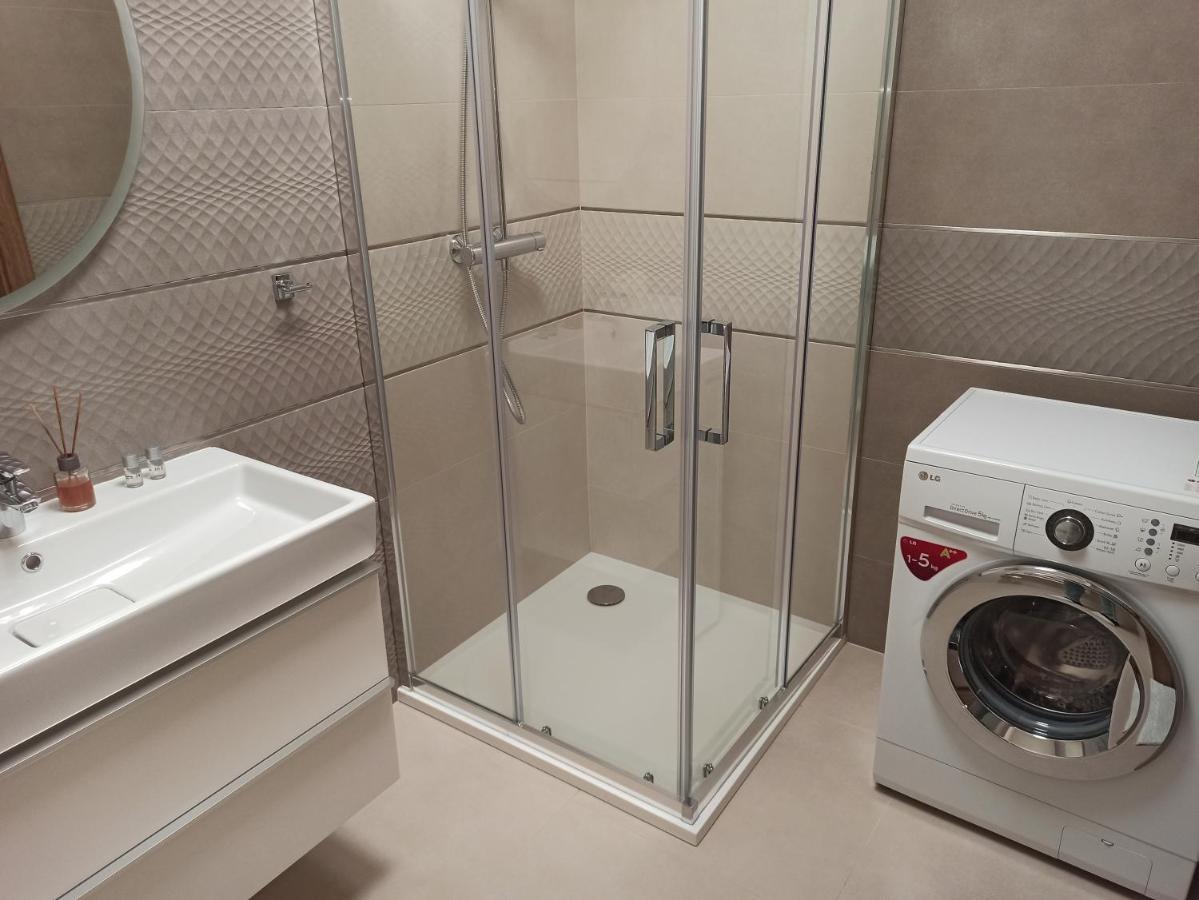 Taban Halifax Apartment - City Center & Free Parking Нитра Экстерьер фото